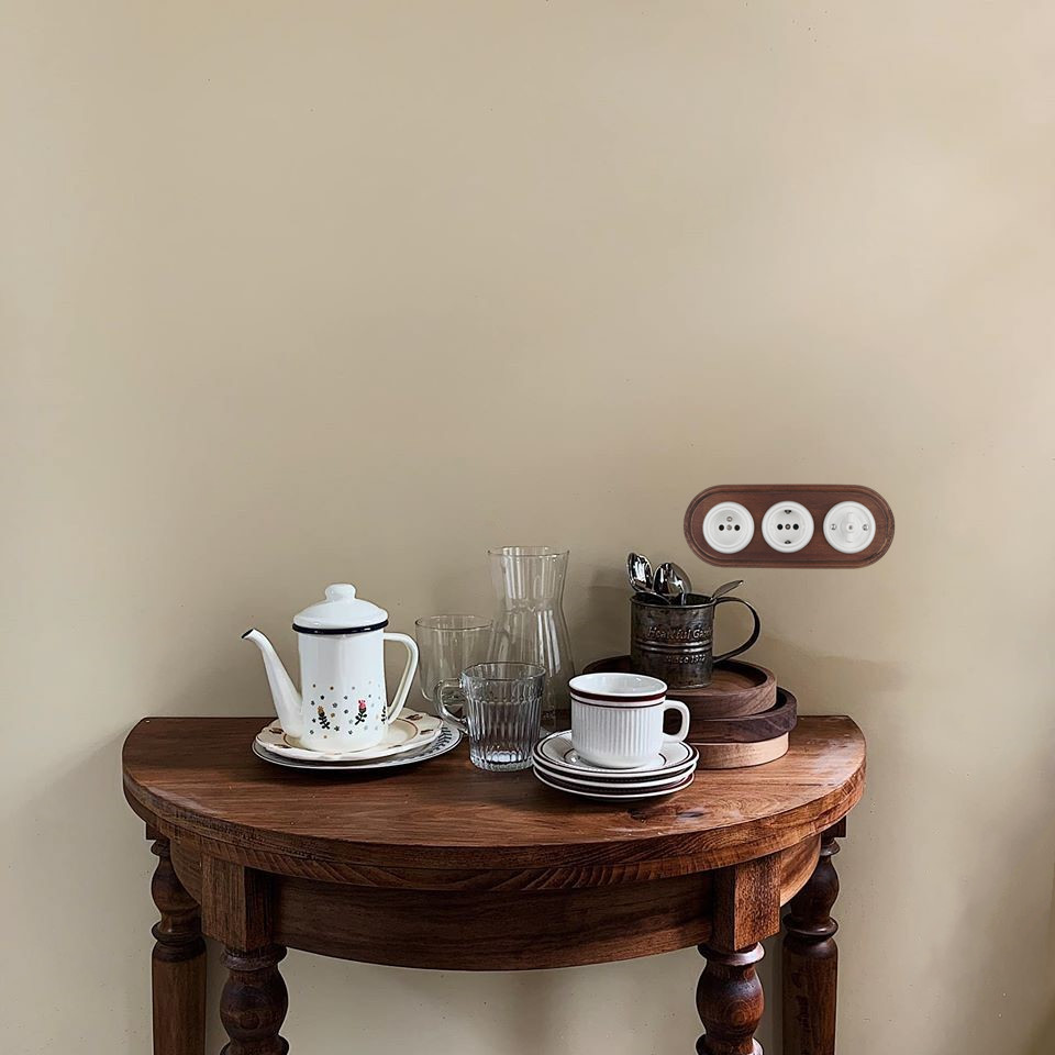 Steckdose aus Porzellan