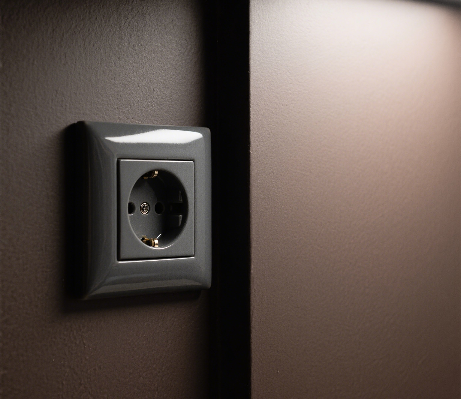 Dekorative Elektroauslasse an der Wand